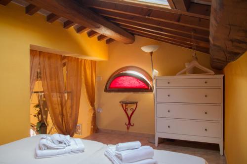 Un dormitorio con una cama y una cómoda y una ventana. en Suite San Martino - Cecina Riparbella casa vacanze, en Riparbella