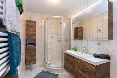 a bathroom with a shower and a sink and a toilet at Gruber's Gästehaus in Viehhofen