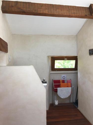 ChamborigaudにあるMas la Tabatièreの窓と棚が備わる小さな客室です。