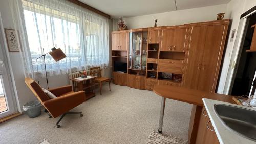 プラハにあるVintage Apartmentのバスルーム(シンク、デスク、椅子付)