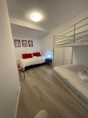 מיטה או מיטות קומותיים בחדר ב-Apartamento en el centro de Andorra la Vella con parking