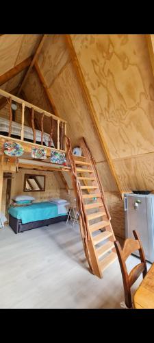 Cette chambre mansardée comprend 2 lits superposés. dans l'établissement Refugio de bosque altos de ñancul, à Panguipulli