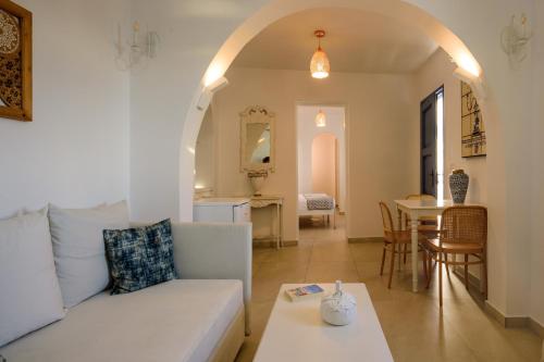 uma sala de estar com um sofá e uma mesa em Kamares Apartments em Fira