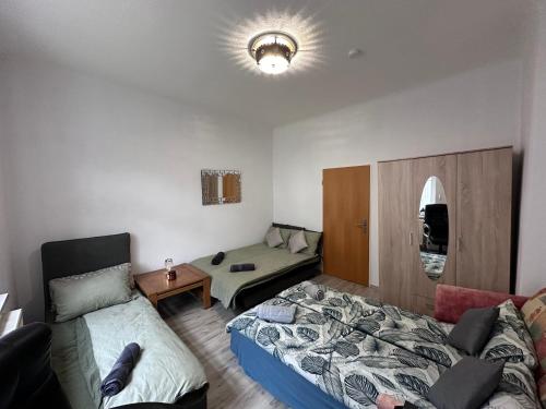 - un salon avec un lit et un canapé dans l'établissement Geräumige Wohnung Dortmund City, à Dortmund