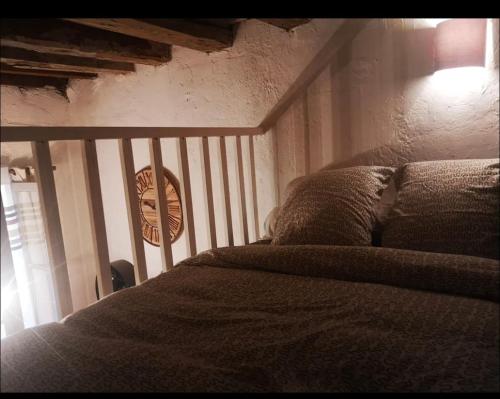 een bed met een houten hoofdeinde in een slaapkamer bij Studio centre historique in Arles