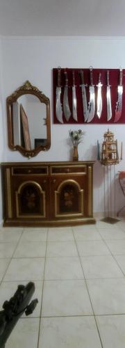 lustro na komodzie w pokoju w obiekcie La Capra Vecinului w mieście Oglinzi