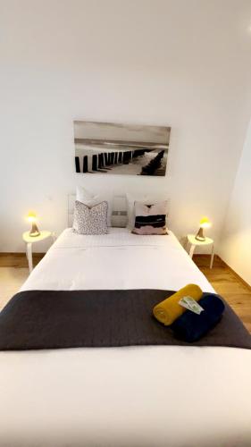 1 dormitorio con 1 cama blanca grande y 2 lámparas en Chambre le Petit Olivier, en Arles