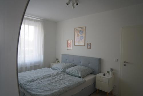 um quarto com uma cama e uma janela em Apartment Carla em Senftenberg