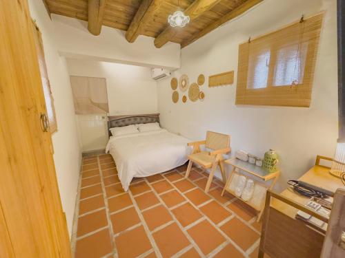 sypialnia z łóżkiem w pokoju ze stołem w obiekcie Zhu Shan Xian Ting w mieście Jincheng