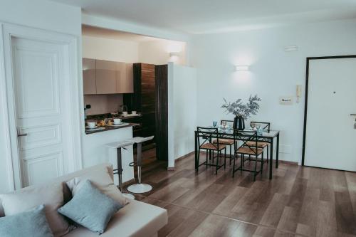 ein Wohnzimmer mit einem Sofa und einem Tisch mit Stühlen in der Unterkunft [Attico in Centro - Crotone] appartamento elegante in Crotone