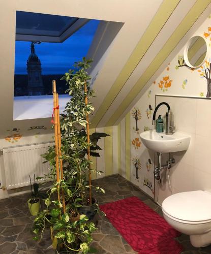 a bathroom with a toilet and a sink at Marktresidenz Eisenach- Stilvolle Maisonette mit 3 Zimmern und 2 Bädern in Eisenach