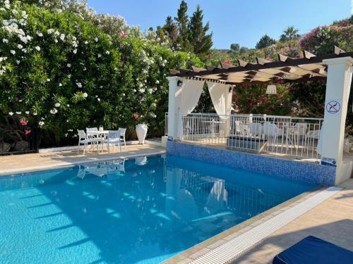 a swimming pool with a gazebo and a swimming poolvisor at Villa Francesca in Kalathos
