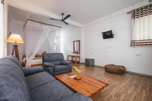 a living room with a couch and a table at Inspira ella in Ella