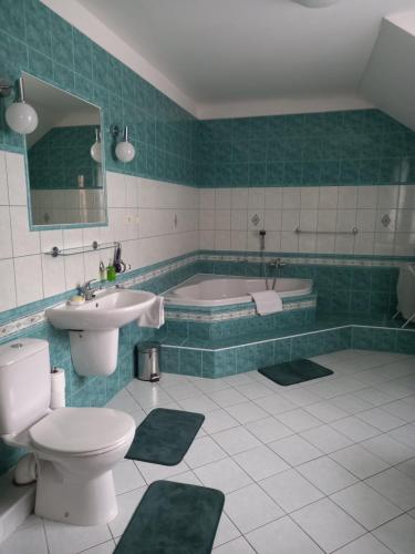 uma casa de banho com uma banheira, um WC e um lavatório. em Vila Terezie em Staré Splavy