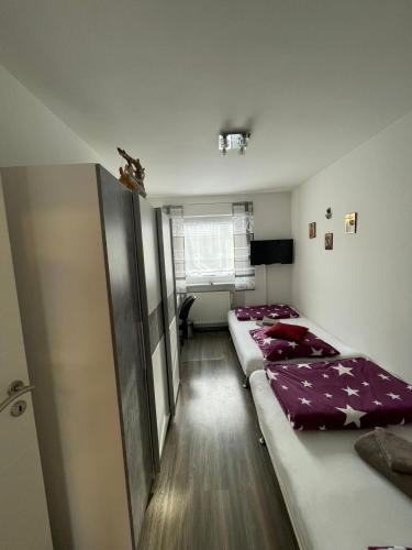1 dormitorio con 2 camas y ventana en Ruhige Unterkunft en Fürth