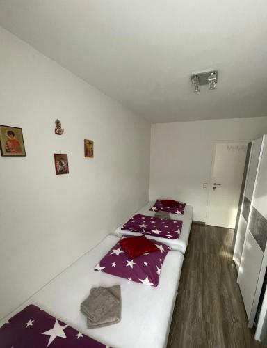 Habitación pequeña con 2 camas. en Ruhige Unterkunft en Fürth