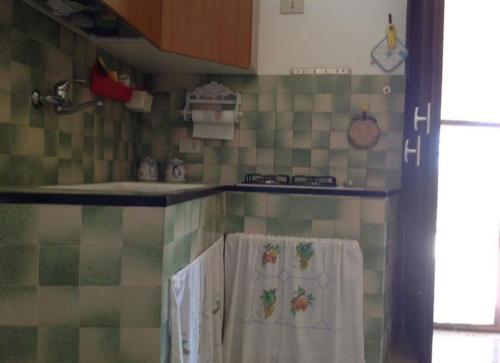 a kitchen with a stove and towels on the counter at Villino Maria Vittoria in Castellammare del Golfo
