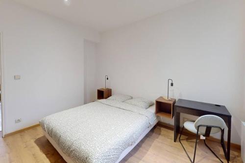 a bedroom with a bed and a desk and a chair at Marechal Joffre - RDC - Grand F2 in Le Havre