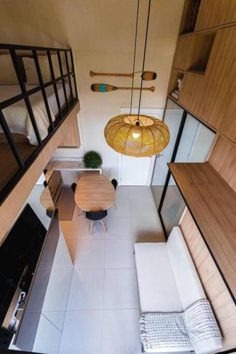 an overhead view of a living room with a couch and a table at Duplex Luxo Vista Parque Bariguí in Curitiba