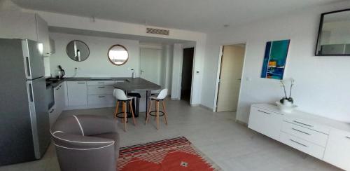 une cuisine et un salon avec une table et des chaises dans l'établissement Harbour View Apartment, à Marseillan