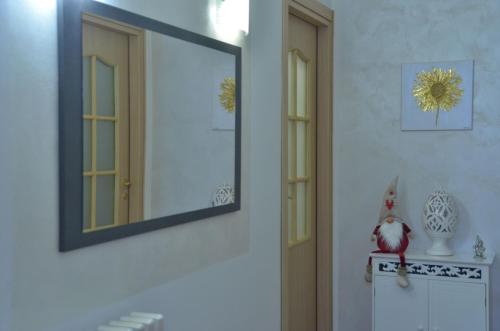 un espejo en una pared junto a una nevera en Appartamento Val d'Orcia Patri en Piancastagnaio