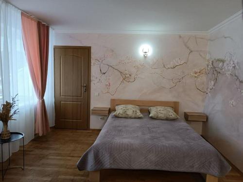 Ένα ή περισσότερα κρεβάτια σε δωμάτιο στο Вілла На Гірській