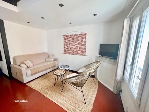 un salon avec un canapé et une chaise dans l'établissement Au coeur de Bandol, à Bandol