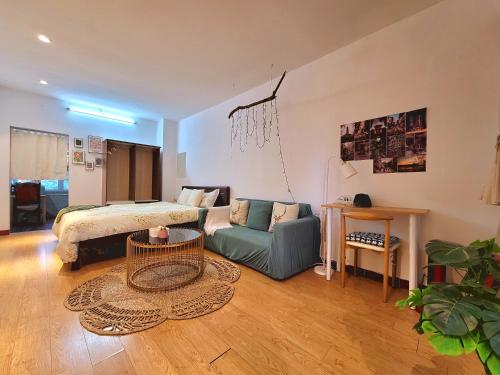 - un salon avec un lit et un canapé dans l'établissement Tiny Homes- Vintage Apartments, à Hanoï
