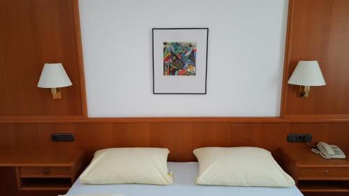 Ein Bett oder Betten in einem Zimmer der Unterkunft Zum Weißen Rössl