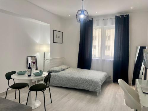 Schlafzimmer mit einem Bett und einem Tisch mit Stühlen in der Unterkunft ApartHotel RIN Grand Residence in Bukarest