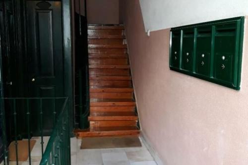 una escalera con armarios verdes y una puerta verde en NEW Monsanto View Charming Apartment @ Campolide - 3B en Lisboa