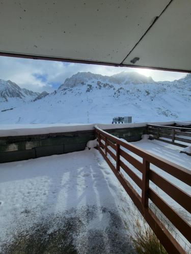 a snow covered balcony with a view of a mountain at Appartements pied des pistes - Résidence Mongie - Tourmalet in La Mongie