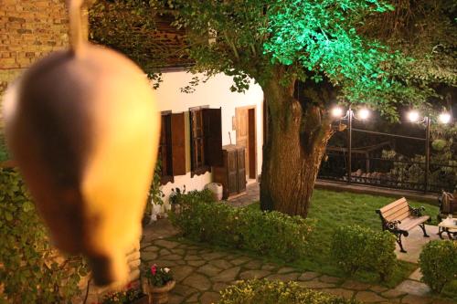 Taman di luar Leyla Hanım Konağı