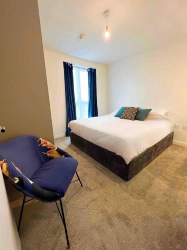 um quarto com uma cama, uma cadeira e uma janela em Modern 14th Floor 1or2-Bed Flat em Dagenham