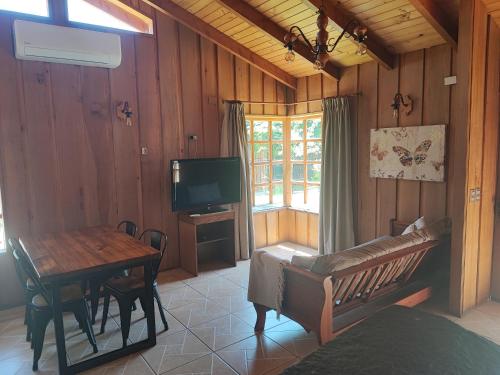 Televiisor ja/või meelelahutuskeskus majutusasutuses Cabaña pasaje las rosas