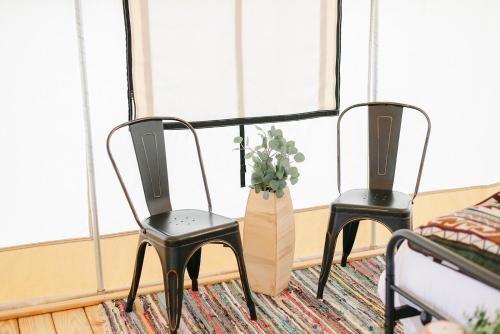 Istumisnurk majutusasutuses XLg Porch Deluxe glamping tents @ Lake Guntersville State Park