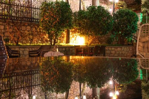 Taman di luar Leyla Hanım Konağı