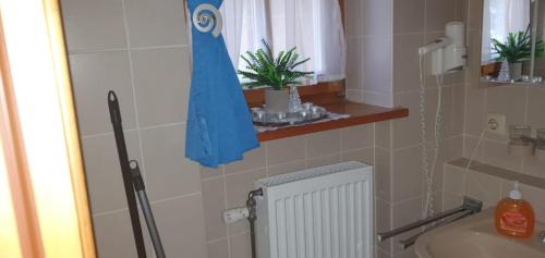 een badkamer met een witte radiator en een wastafel bij Schöne Ferienwohnung im Luftkurort Hauzenberg in Hauzenberg