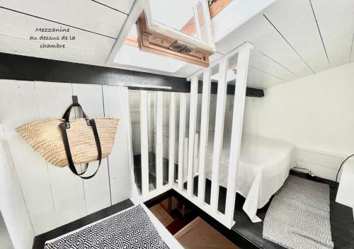 Cette petite chambre comprend un lit et un escalier. dans l'établissement Au coeur de Bandol, à Bandol
