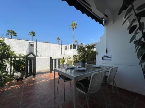 un patio con tavolo e sedie su un balcone di Casa Dunaflor a Maspalomas