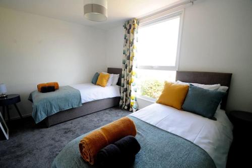 1 Schlafzimmer mit 2 Betten und einem Fenster in der Unterkunft Newly refurbished town house in Warwick in Warwick