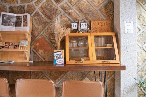 a counter in a room with a table and chairs at Zhu Shan Xian Ting in Jincheng