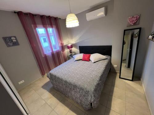 Postel nebo postele na pokoji v ubytování Villa en Provence 2 T3 jardin clos et SPA