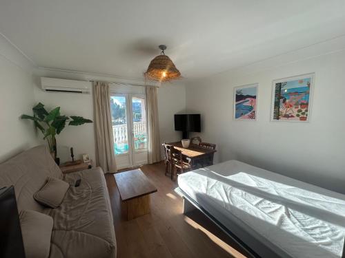 une chambre avec un lit, un canapé et un bureau dans l'établissement Superbe studio port Fréjus 2 - 800m de la plage, à Fréjus