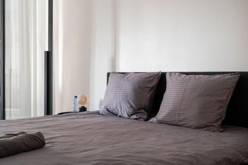 een bed met twee kussens in een slaapkamer bij Classy Parkview Flat in Antwerpen