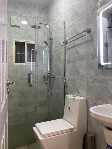 Et badeværelse på Zurik Apartments