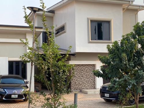 ein Haus mit einem davor geparkt in der Unterkunft Zurik Apartments in Kusafe