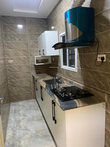 una cucina con piano cottura e piano di lavoro di Zurik Apartments a Kusafe