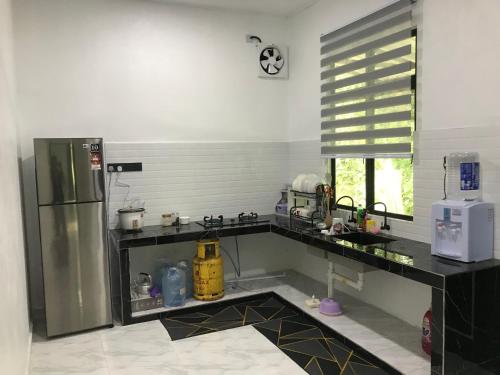 Η κουζίνα ή μικρή κουζίνα στο AINUL HOMESTAY