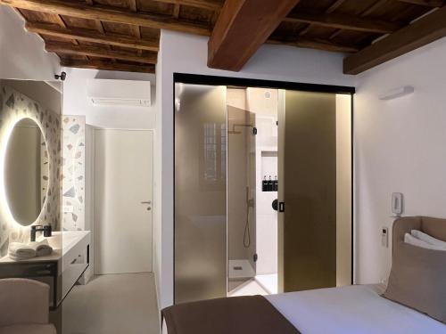 1 dormitorio con una puerta de cristal que conduce a una ducha en Affreschi al Pantheon, en Roma